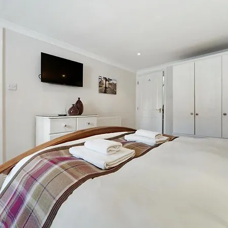 Chapel House At No 8 *