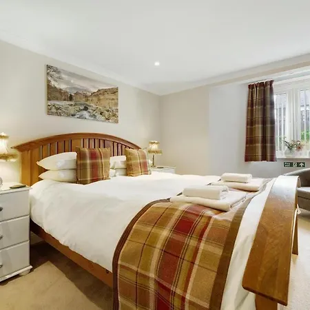 Chapel House At No 8 *